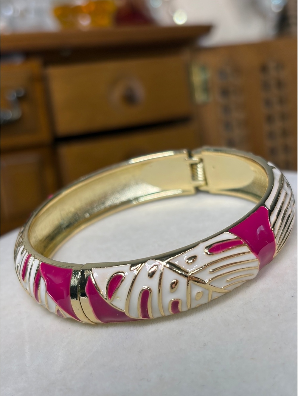 Vintage Pink & White Enamel Hinged Bangle Bracelet Gold Tone Floral Leaf Design